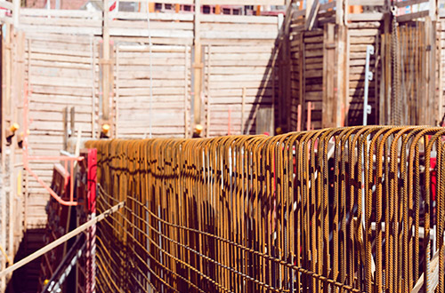 Metallarmierung für eine Betondecke auf einer Baustelle.