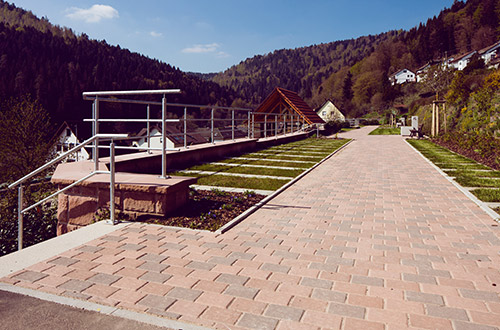 Gehweg und Brücke in einer bergigen Landschaft.