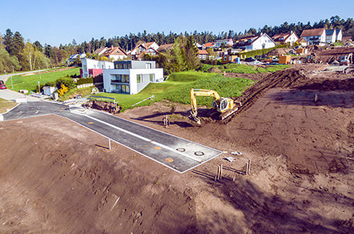 Kleinbagger bei Aushubarbeiten auf einer Baustelle.